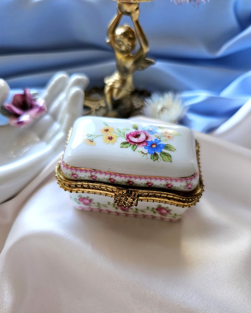 The Leonardo collection Porcelain Flower Small Jewelry Box / Pill Box / Western Antique Jewelry - ของวางตกแต่ง - เครื่องลายคราม 