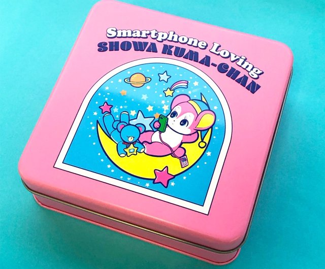 スマホ依存の昭和のクマちゃん/お道具箱缶 - ショップ おまけ星