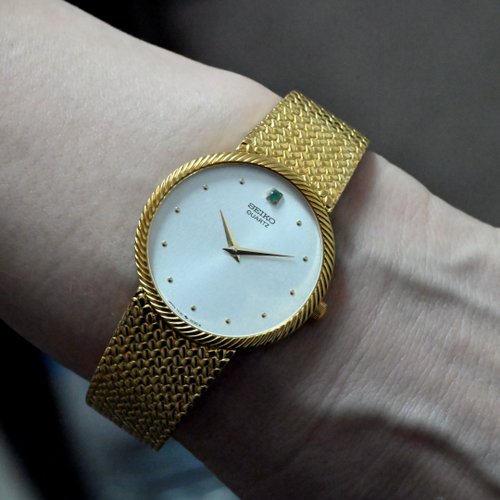 送料無料 SEIKO クォーツ腕時計 エメラルド付き 誕生石5月/エメラルド