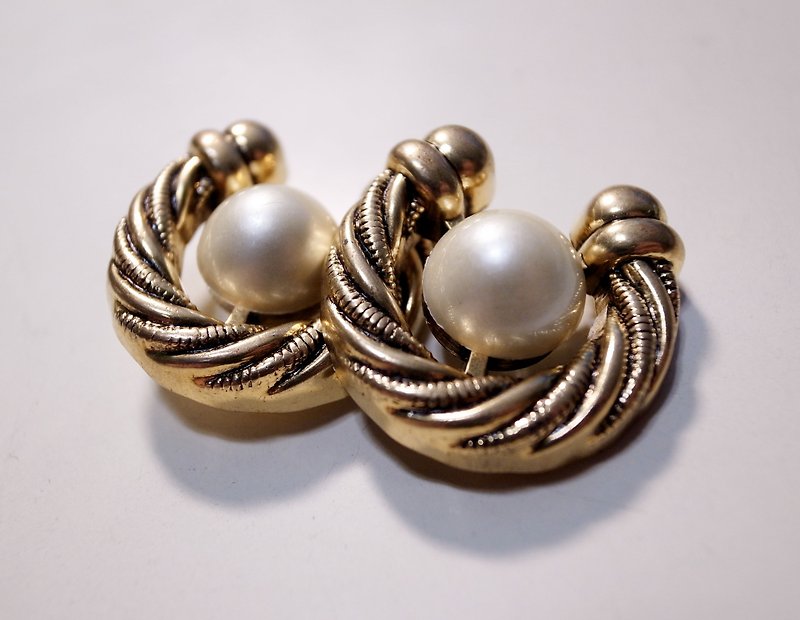 Horseshoe pearl earrings (ear pin/ear clip) - Earrings & Clip-ons - Plastic Gold