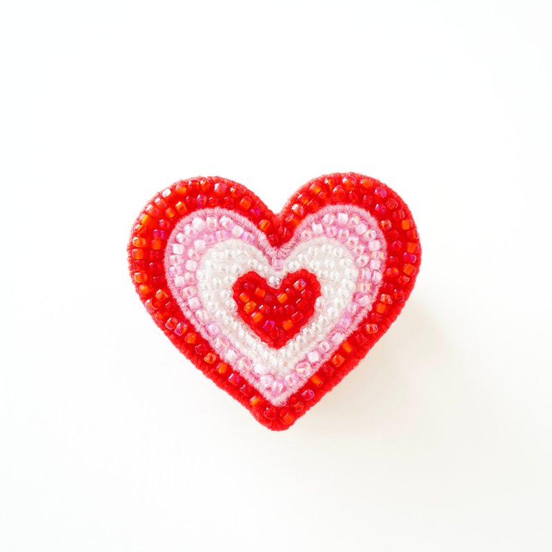 Heart brooch (red pink) Bead embroidery heart brooch - เข็มกลัด - แก้ว สีแดง
