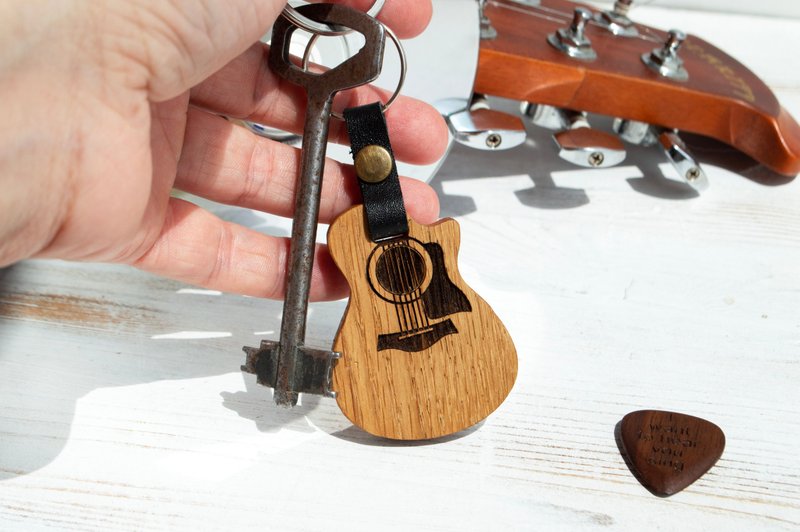 Personalized Guitar Keychain with Engraved Pick – Custom Acoustic Guitar Gift - 鑰匙圈/鑰匙包 - 木頭 多色