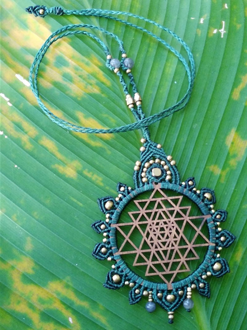 Small Sri Yantra Necklace Green - 項鍊 - 木頭 綠色