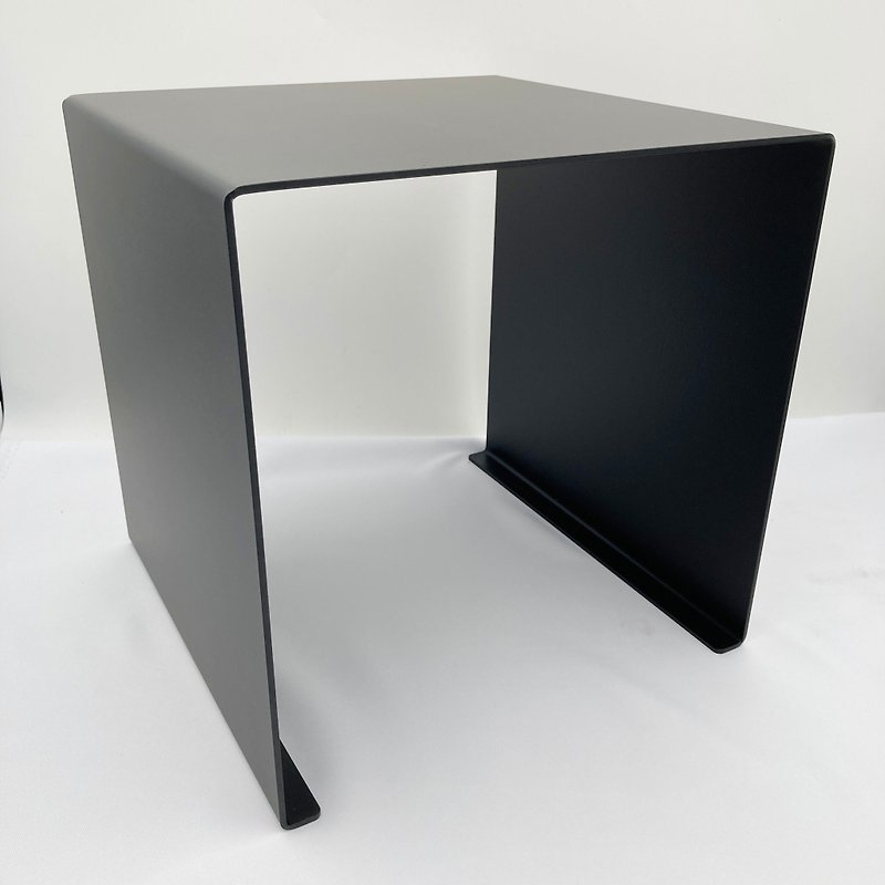 テーブルとスツールのハイブリッドコンセプトは、小さなテーブルとスツールの両方の特別なサイドテーブルインダストリアルスタイルのデザイナーチェアです - 置物 - 金属 ブラック