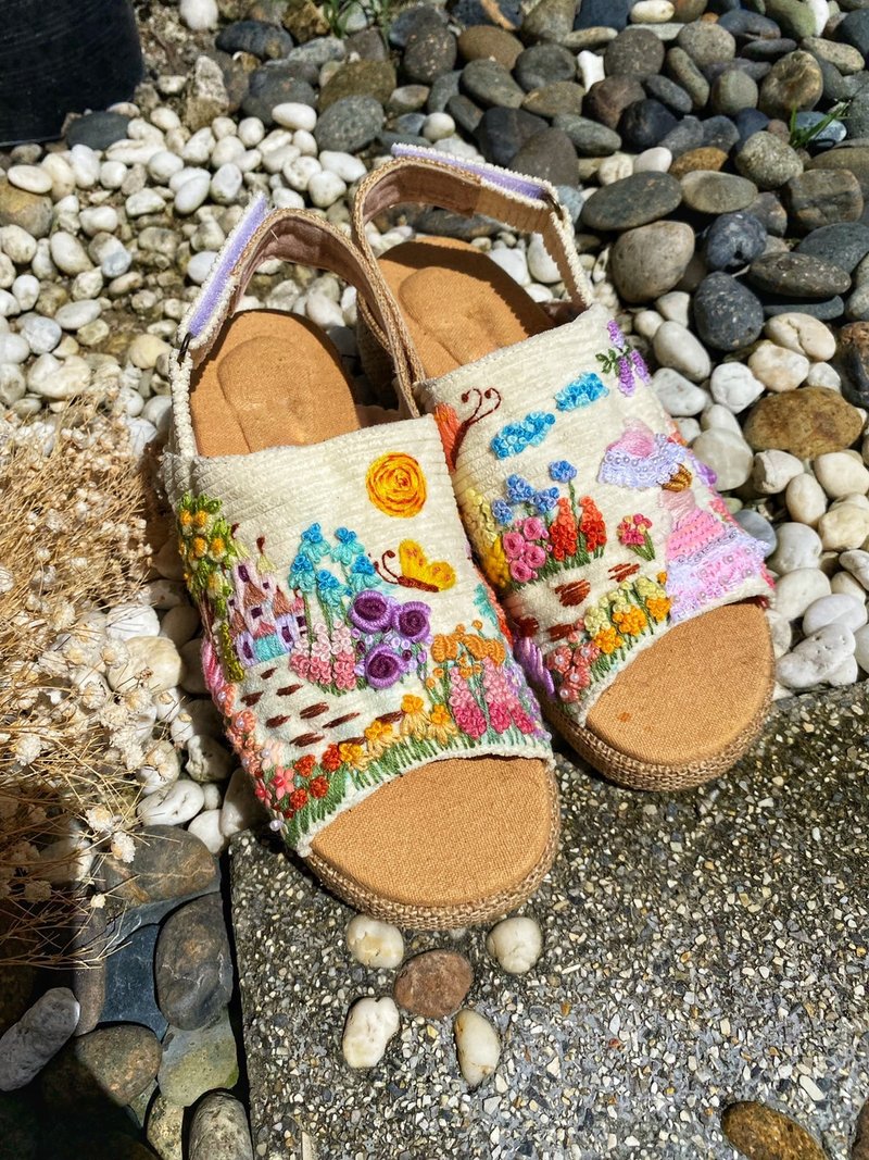 Hand-embroidered handmade shoes - 涼鞋 - 繡線 多色