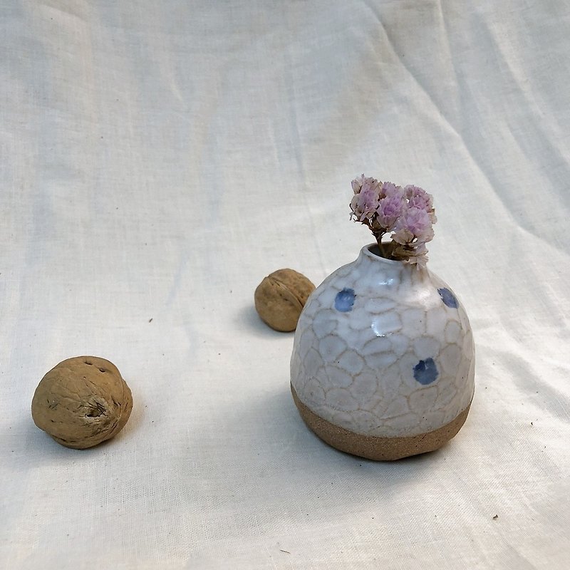 ceramic vase - 花瓶/花器 - 陶 白色