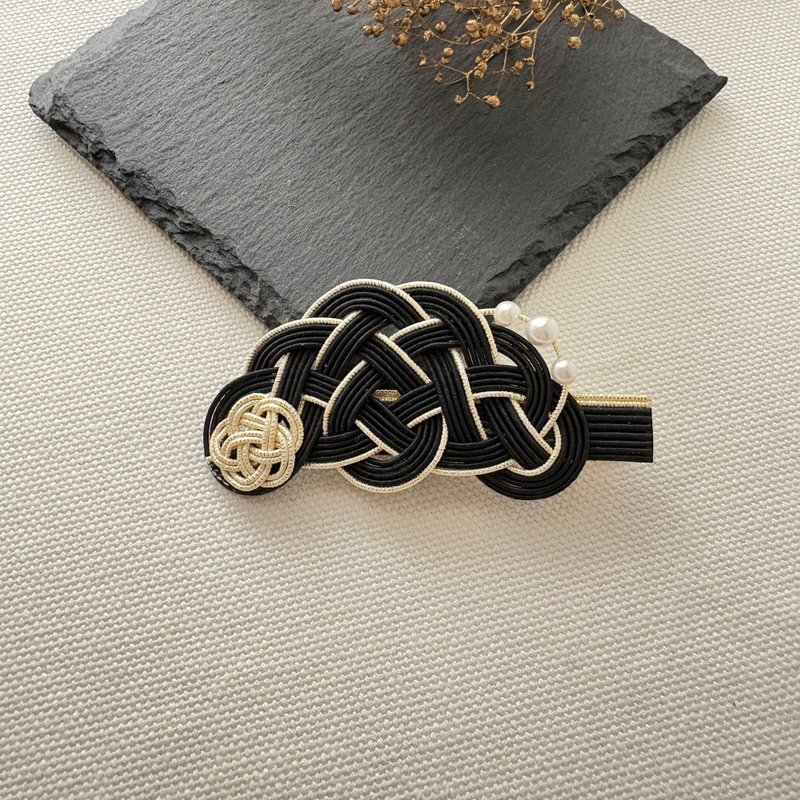 水引 / 黑色 / 松結髮夾 / 珍珠點綴氣質出眾 / 髮夾式設計輕鬆配戴 - 髮夾/鯊魚夾 - 絲．絹 黑色