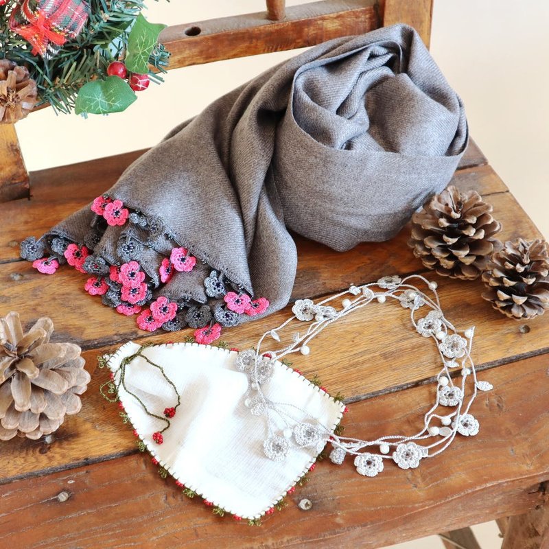 Christmas coffret - MARY's Shawl and Lariet set - Gray - ผ้าพันคอ - ขนแกะ สีแดง