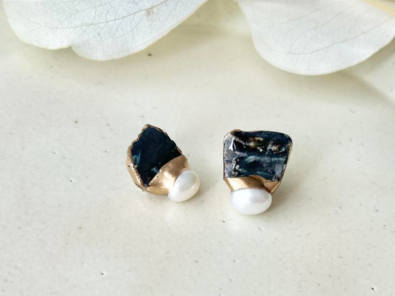 【金具が選べる】萩焼　金継ぎ　ピアス　イヤリング　深い藍色　淡水パール　天然石　伝統工芸　No.190 - 耳環/耳夾/耳骨夾 - 陶 藍色
