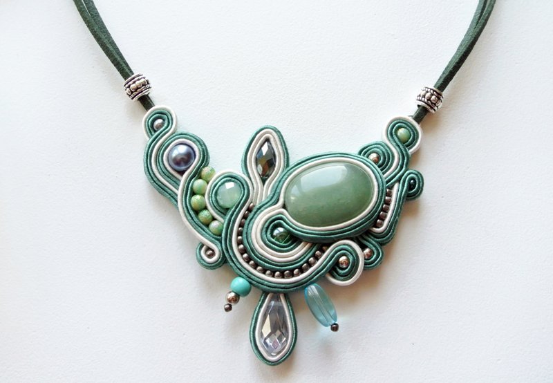 Green Statement necklace Aventurine stone Soutache Embroidered Beaded Floral - 項鍊 - 石頭 綠色