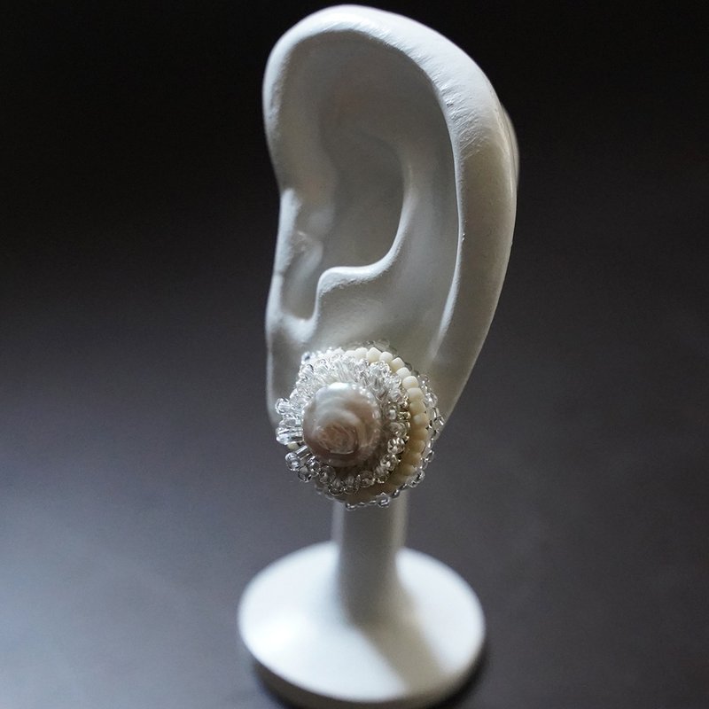 潮だまりの生き物たち2 イヤリング ピアス ビーズ刺繍　ホワイト - 耳環/耳夾/耳骨夾 - 塑膠 白色