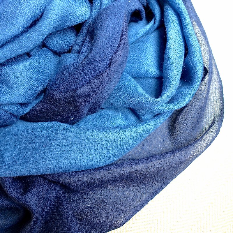 【Blue sea and blue sky】100% Cashmere・Diamond Weaving・Hand-dyed Gradient・Premium Cashmere Shawl - Knit Scarves & Wraps - Wool Blue
