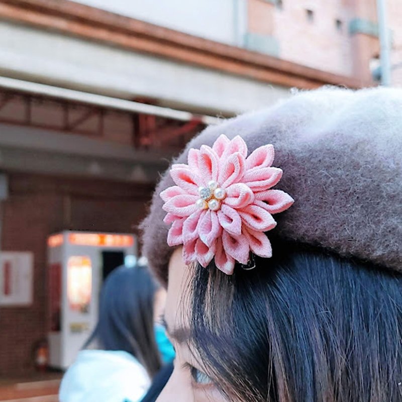 [つまみFellowwork] Yae chrysanthemum two-purpose clip hair accessories brooch hat accessories - เครื่องประดับผม - เส้นใยสังเคราะห์ สึชมพู
