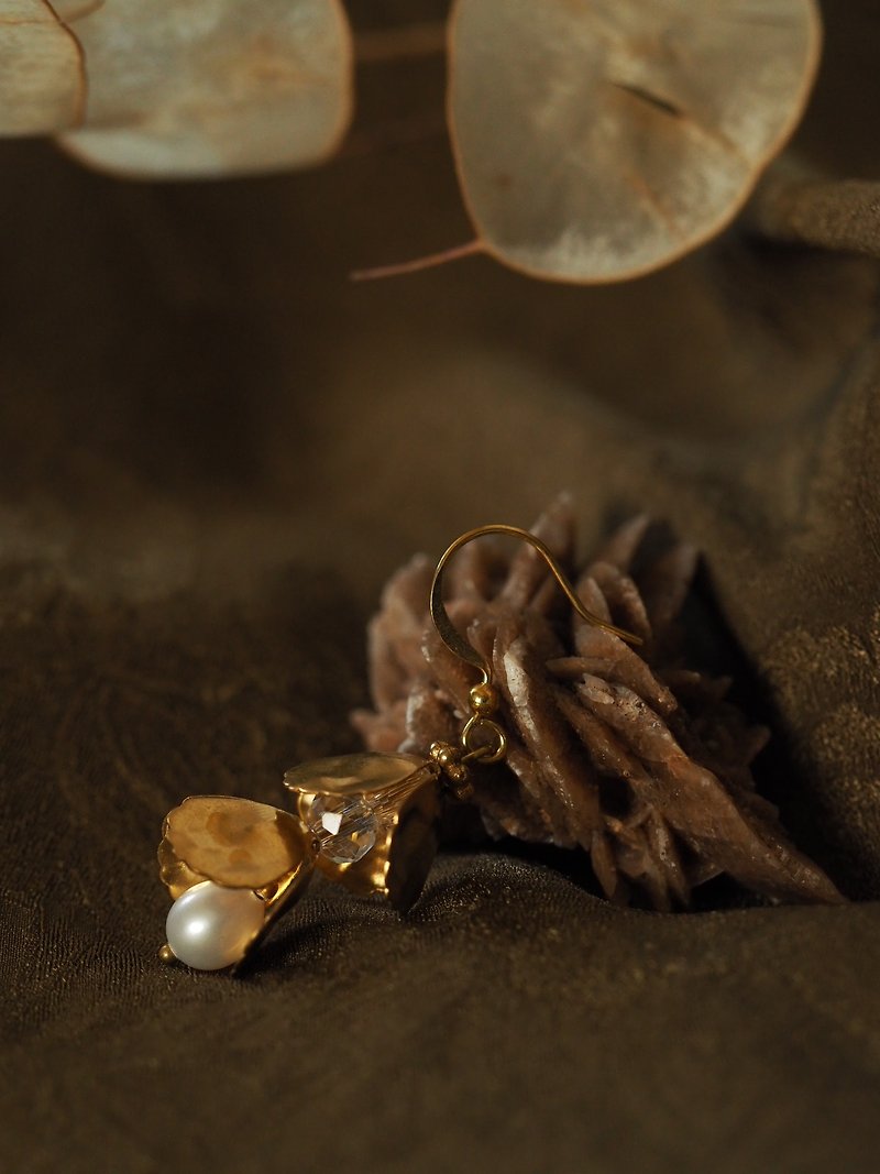 Campanula flower pearl earrings Bronze - Earrings & Clip-ons - Other Metals Gold