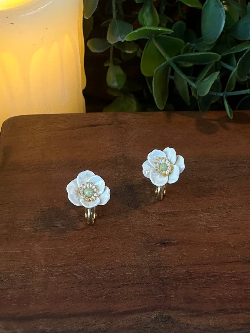 Anemone - White Lacquer Brass Clip-On Earrings by TzuTing - ต่างหู - ดินเผา ขาว