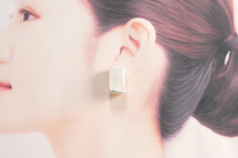 レジンアート　長方形のピアス・白繻子の衣 - 耳環/耳夾/耳骨夾 - 樹脂 白色