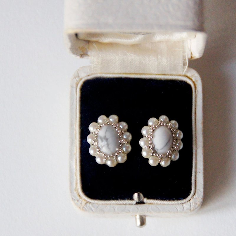 14kgf Howlite and Vintage Pearl Oval Earrings / Brass Earrings - Earrings & Clip-ons - Gemstone White