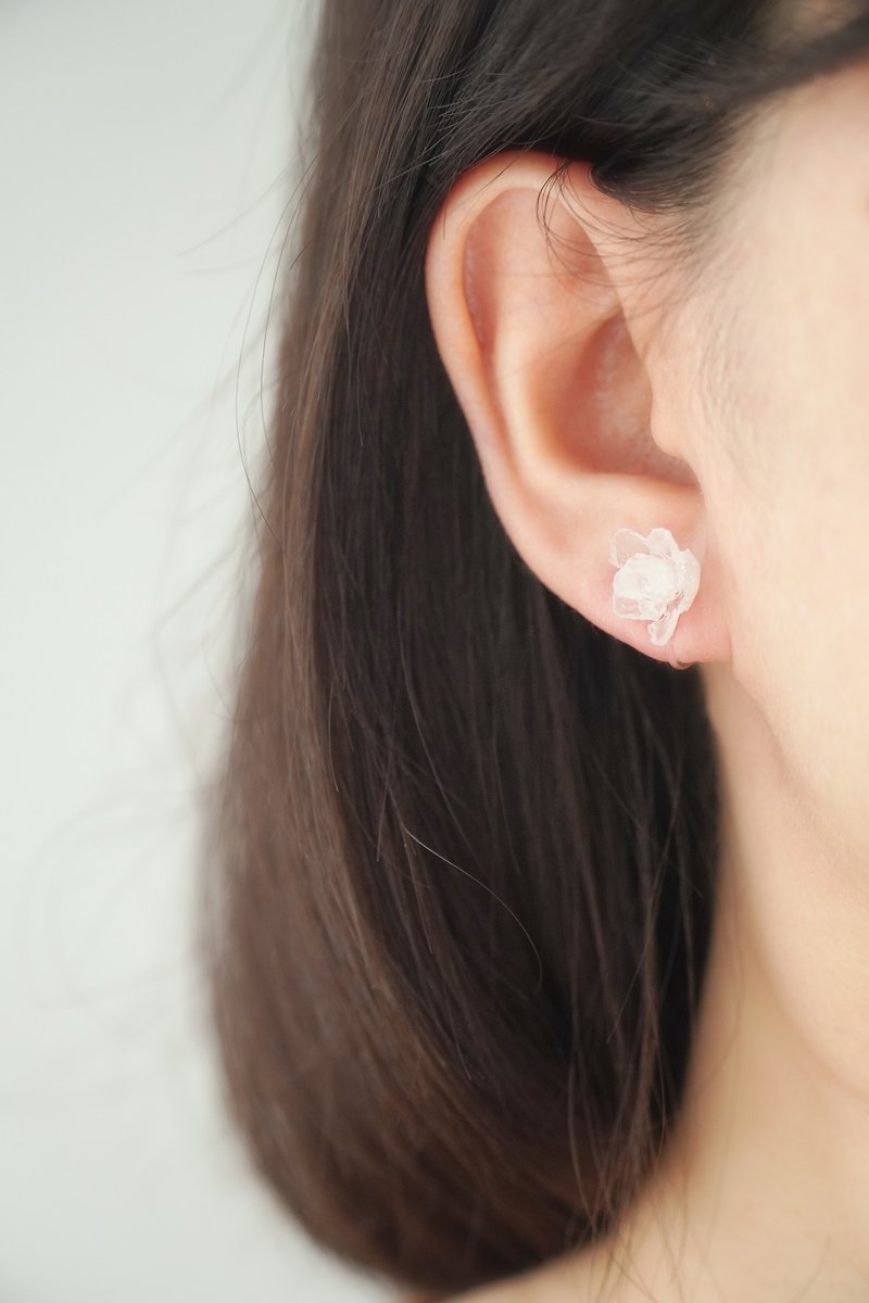 /Kasumi/ 滿天星 樹脂軟水晶花 耳環/耳夾 (白色) - 耳環/耳夾 - 樹脂 透明