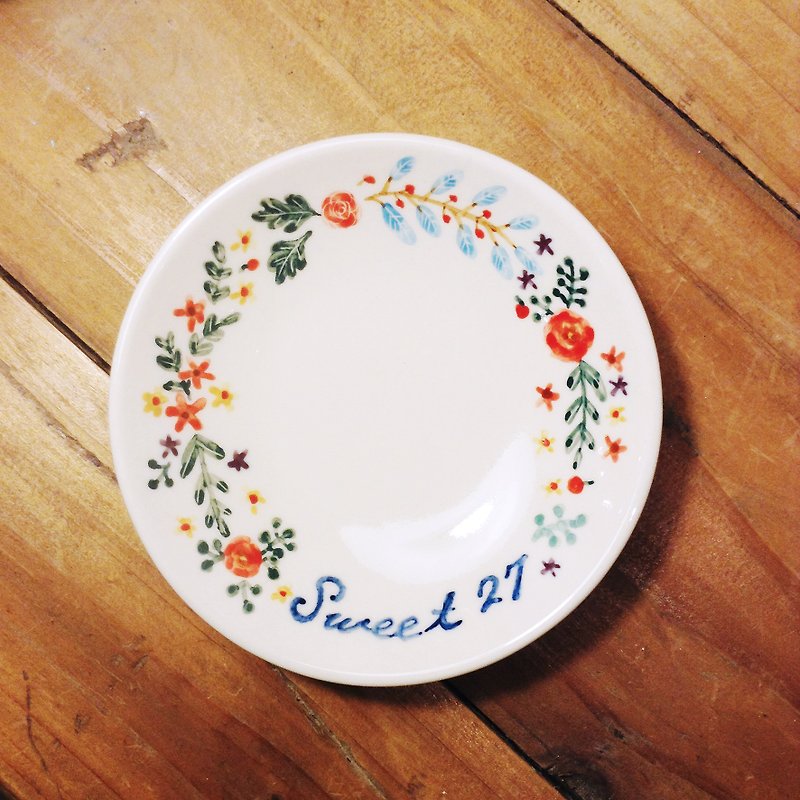 手繪小瓷盤-訂製專屬花圈與文字（客製化、姓名） - 小碟/醬油碟 - 瓷 多色