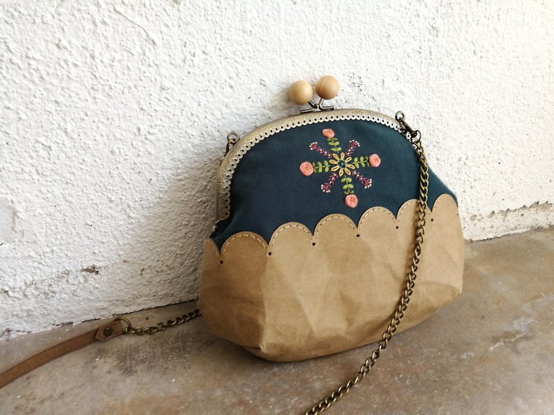 Small rose embroidered retro gold cross-body bag