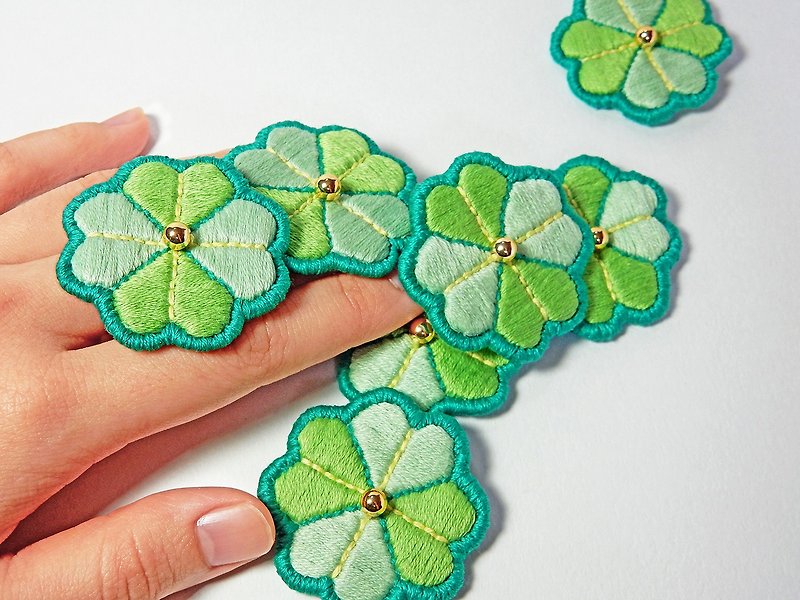【Four-leaf Clover】Hand Embroidery Brooch, Pin, Lucky Gift, Badge - Brooches - Thread Green