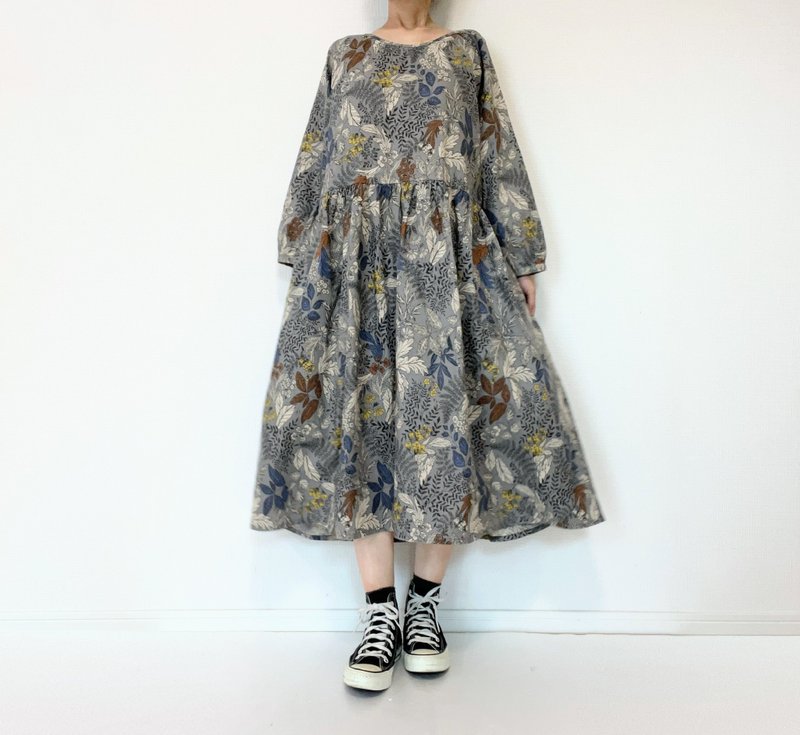 Autumn color   floral pattern one-piece dress　cotton linen long  sleeve　gray - ชุดเดรส - ผ้าฝ้าย/ผ้าลินิน สีเทา