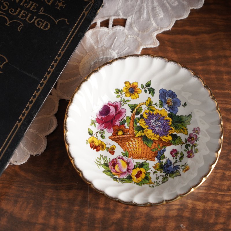 Small vintage English bowl with floral design made by Aynsley - จานและถาด - เครื่องลายคราม หลากหลายสี