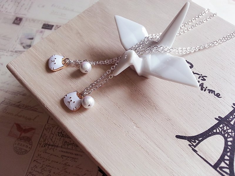 Adorable white kitty cat Cotton minimalist style bead necklace - Necklaces - Other Metals White