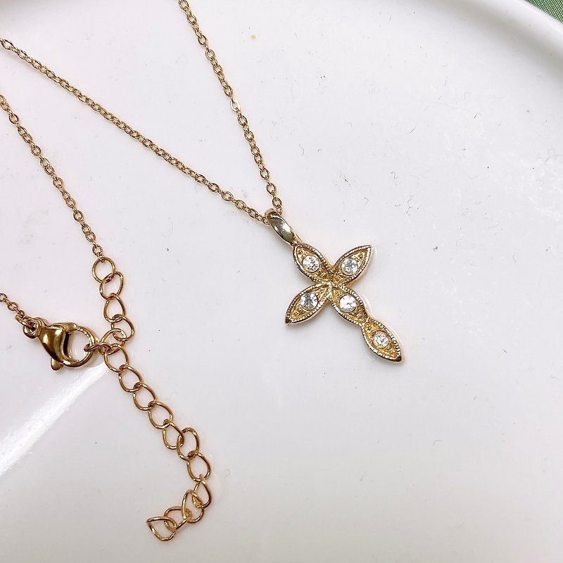 [Western Antique Jewelry] Filigree carved diamond cross leaf vein ribbed necklace - สร้อยคอ - เครื่องประดับ สีทอง