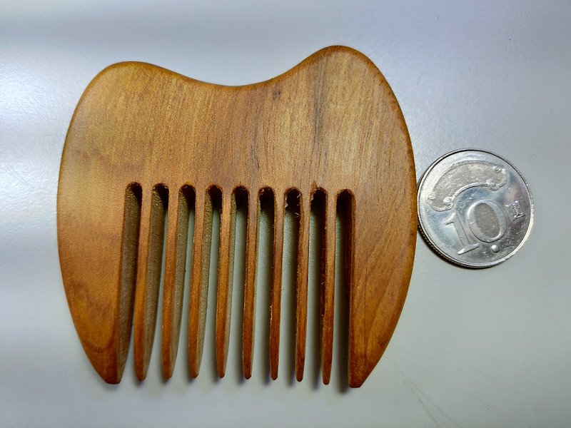 [Taiwan Xiao Nan] Shou Nan camel wood comb (small) - เครื่องประดับผม - ไม้ 