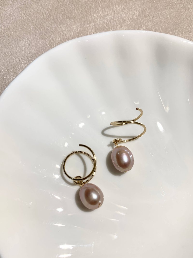 Alana Spiral Hoop Dangle Pearl Earrings - 14KGF - ต่างหู - ไข่มุก สีม่วง