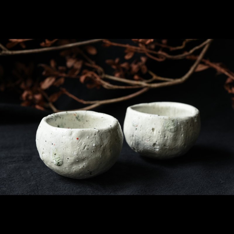。卵-白陶原礦球底 清酒杯/小茶杯(兩只) - 茶壺/茶杯/茶具 - 陶 