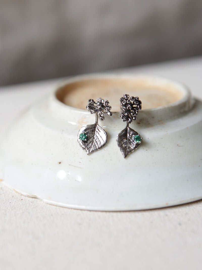 Sterling Silver Off-Line Emerald Stone Butterfly Hydrangea Earrings - ต่างหู - เงินแท้ สีเงิน