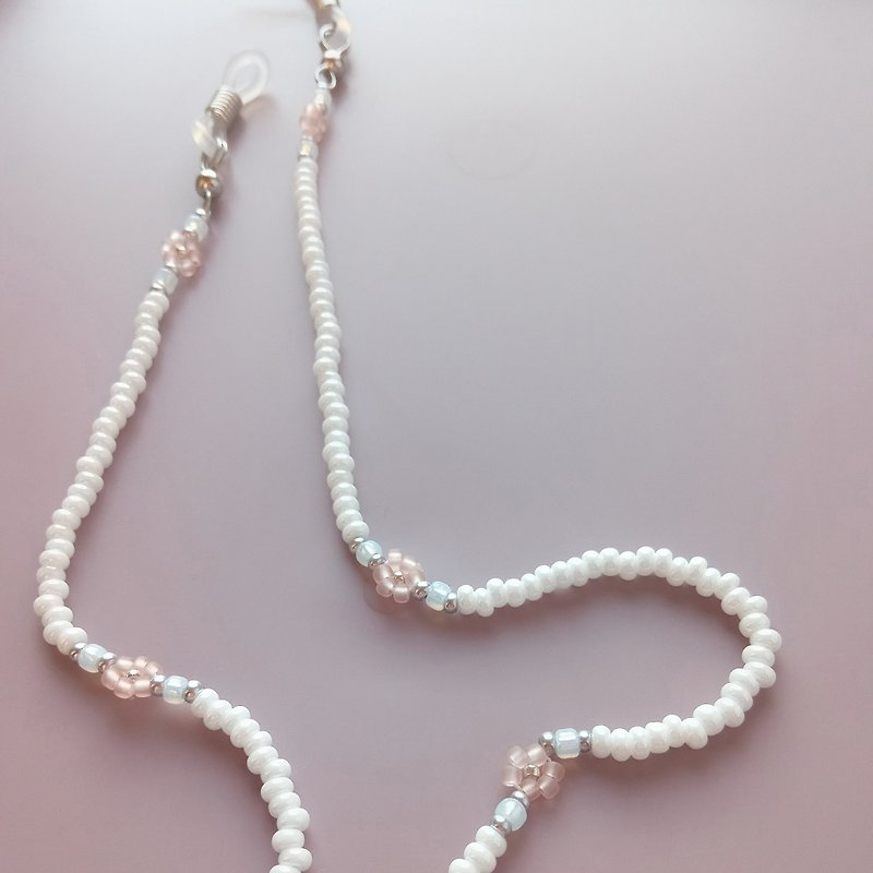 Glasses chain handmade in pearl color with cute pink mini flowers - กรอบแว่นตา - แก้ว ขาว