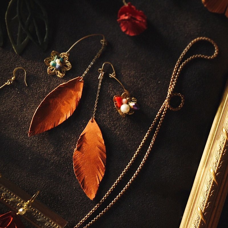 Febbi buckle leather earrings before and after the leaves - ต่างหู - หนังแท้ สีส้ม