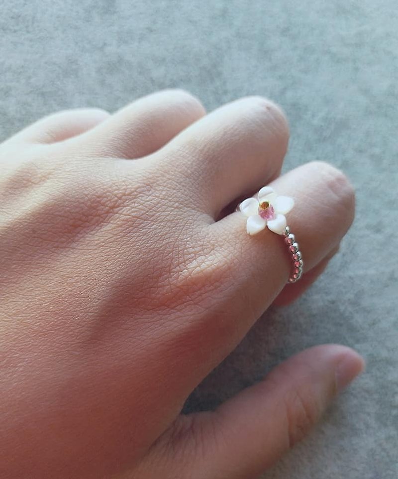 Mother pearl flower with small Bessie beads, 925 sterling silver bead ring (flexible) mother pearl flower ＆ small tourmaline 925 silver ring - General Rings - Gemstone Pink