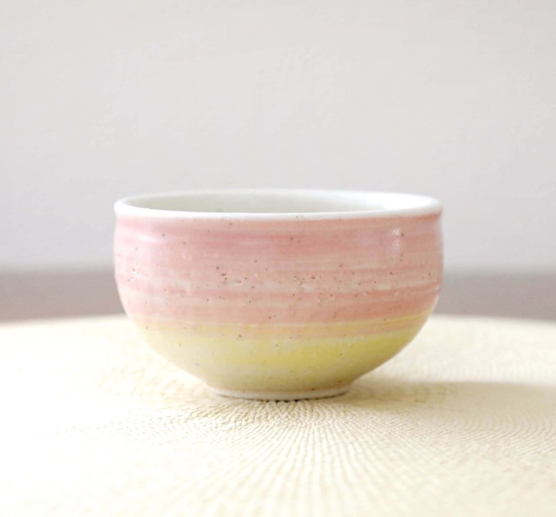 Color makeup: Pink and yellow brushed teacups - ถ้วยชาม - ดินเผา สึชมพู