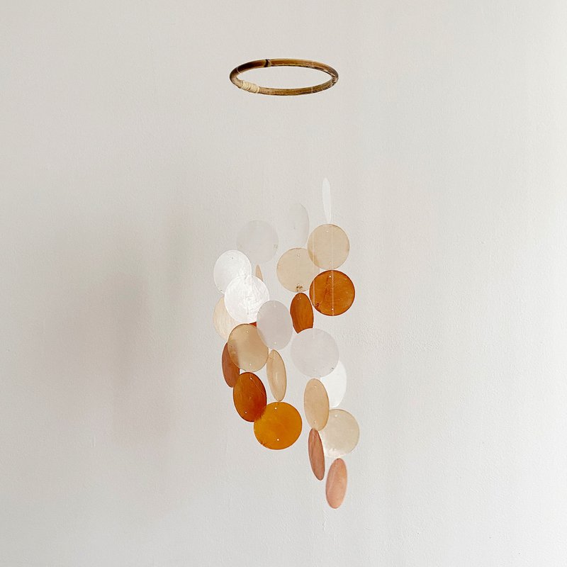 PRE-MADE| Italian Xyl.-Orange, White-Circle| Shell Wind Chime Mobile | #0-383 - ของวางตกแต่ง - เปลือกหอย สีส้ม