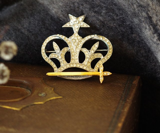 Crown deals brooches jewelry