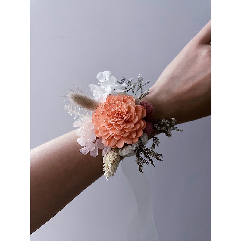 A variety of colors can be customized wrist flower dry flower wrist flower bridesmaid wrist flower bride wrist flower - เข็มกลัด/ข้อมือดอกไม้ - พืช/ดอกไม้ สีส้ม