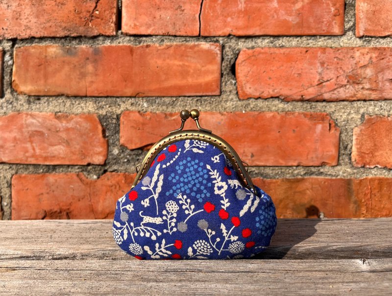 Red Seed•Hand-stitched gold coin purse•Japanese fabric designed by Etsuko Furuya - กระเป๋าใส่เหรียญ - ผ้าฝ้าย/ผ้าลินิน สีน้ำเงิน