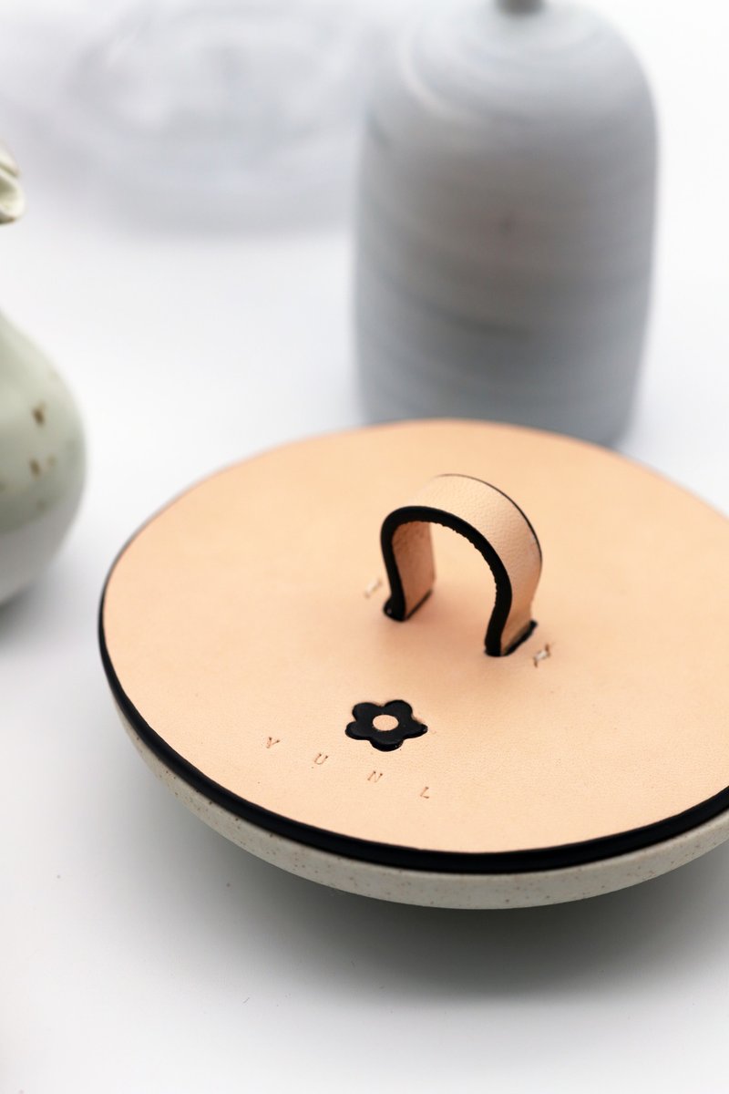 Lifestyle Series - Floral Dust-Proof Leather Cup Lid, Original color with small black flowers - Teapots & Teacups - Genuine Leather Khaki