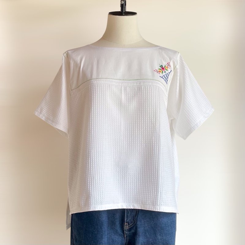 Pinkoi Proxy Purchase - スクエアブラウス【送料込み】古布リメイク　半袖　ホワイト　刺繍入り - 女上衣/長袖上衣 - 棉．麻 白色