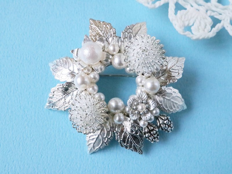 เข็มกลัด Snowy Morning | ดอกไม้ พัมพัมมัม ไข่มุก สีเงิน สง่างาม - เข็มกลัด - แก้ว สีเงิน