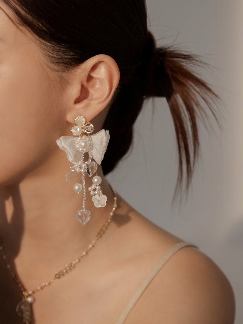 以花為名。MUCHAT手作14KGP貝殼花片流蘇純銀針耳環 - 耳環/耳夾/耳骨夾 - 其他金屬 白色