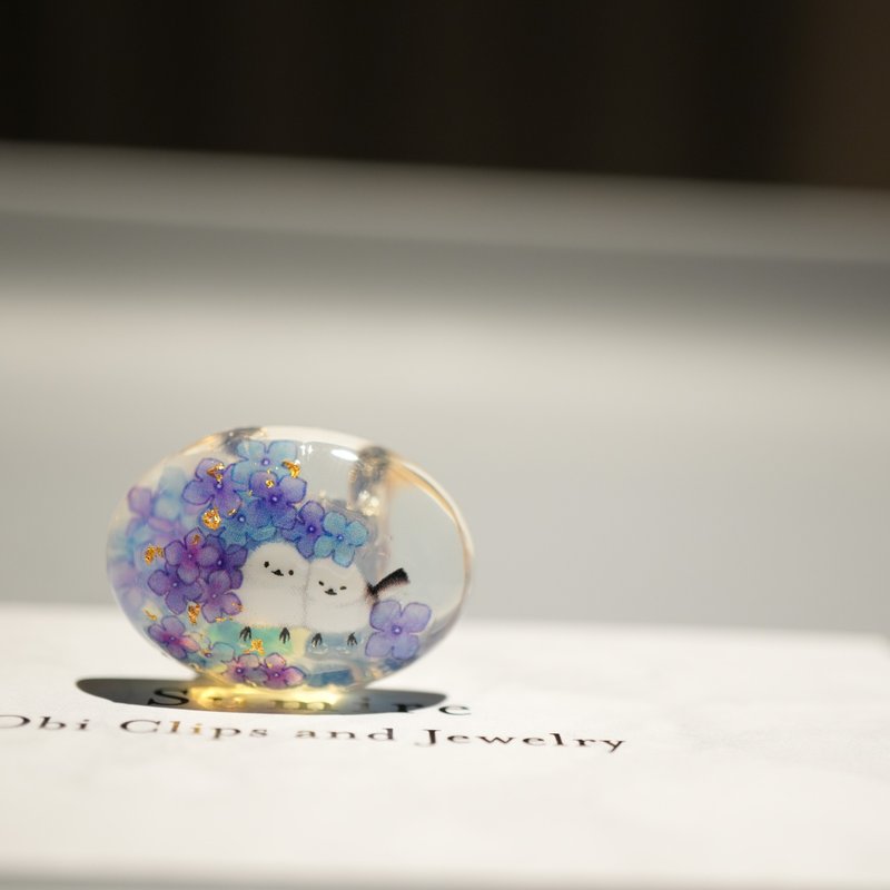 繡球花2025 天然石蛋白石與繡球花田的白眉林鶯胸針 髮簪扣 胸針 - 胸針 - 寶石 藍色