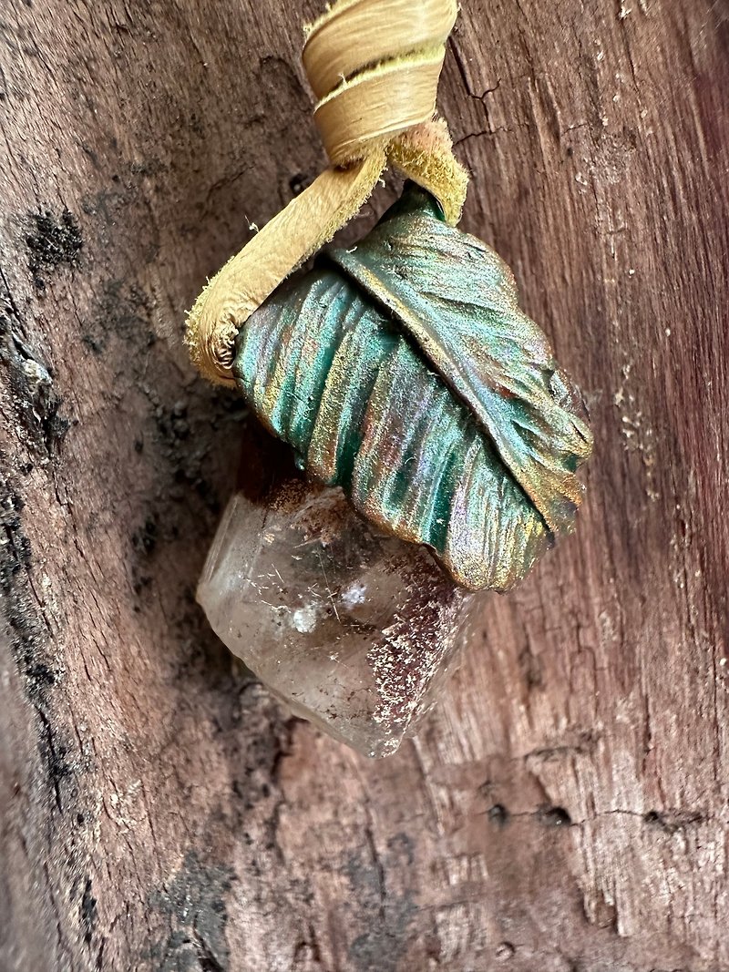 Raw crystal forest handmade necklace - สร้อยคอ - คริสตัล สีนำ้ตาล
