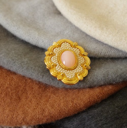 古き良きアンティークジュエリー 金彫りパール ピンク宝石 クラシカル