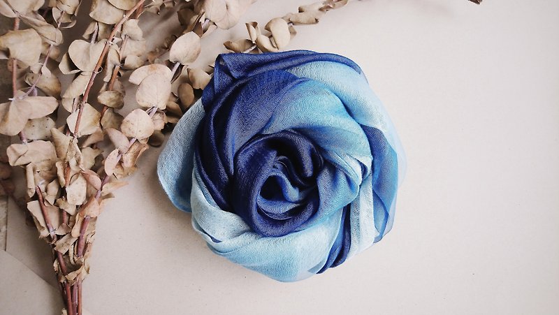 知染生活-天然植物染絲棉(縲縈)圍巾/天空藍 - 絲巾 - 絲．絹 