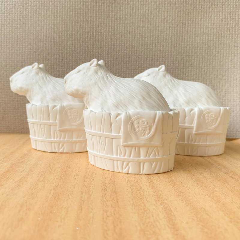 療癒系水豚泡湯擴香石 呆萌溫泉造型香氛擺飾 - 香氛/精油/擴香 - 其他材質 白色
